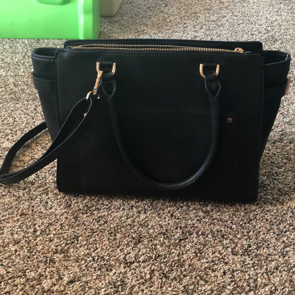 Black purse with detachable strap